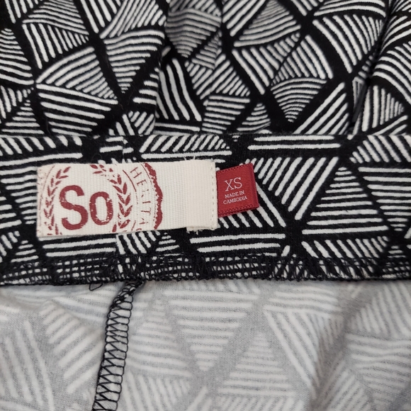 SO from Kohl's geometric design mini skirt.  XS. - Picture 2 of 7